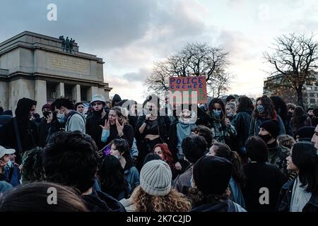 ©Jan Schmidt-Whitley/Le Pictorium/MAXPPP - Jan Schmidt-Whitley/Le Pictorium - 21/11/2020 - Frankreich / Ile-de-France / Paris - Plus de 7000 personnes se sont rassemblees a Paris pour protester contre l'Adoption ption par l'Assemblee Nationale de la loi de 'Securite globale' qui inquiete citdroens, syndicats de l'journalistes de l'homes de l'homes. / 21/11/2020 - Frankreich / Ile-de-France (Region) / Paris - Mehr als 7.000 Menschen versammelten sich in Paris, um gegen die Verabschiedung des Gesetzes zur globalen Sicherheit durch die Nationalversammlung zu protestieren, das Bürger, Journalistengewerkschaften und Menschenrechtsaktivisten beunruhigt. Stockfoto