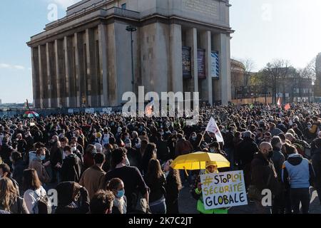 ©Jan Schmidt-Whitley/Le Pictorium/MAXPPP - Jan Schmidt-Whitley/Le Pictorium - 21/11/2020 - Frankreich / Ile-de-France / Paris - Au Milieu de la foule un manifest porte une pancarte 'Stop Loi de Securite globale'. Plus de 7000 personnes se sont rassemblees a Paris pour protester contre l'Adoption par l'Assemblee Nationale de la loi de 'Securite globale' qui inquiete citoyens, syndicats de journalistes et militants des droits de l'homme. / 21/11/2020 - Frankreich / Ile-de-France (Region) / Paris - Mitten in der Menge trägt ein Demonstrator das Schild "Stop Global Security Law". Mehr als 7.000 Peo Stockfoto