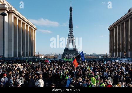 ©Jan Schmidt-Whitley/Le Pictorium/MAXPPP - Jan Schmidt-Whitley/Le Pictorium - 21/11/2020 - Frankreich / Ile-de-France / Paris - Vue de la Tour Eiffel. Plus de 7000 personnes se sont rassemblees a Paris pour protester contre l'Adoption par l'Assemblee Nationale de la loi de 'Securite globale' qui inquiete citoyens, syndicats de journalistes et militants des droits de l'homme. / 21/11/2020 - Frankreich / Ile-de-France (Region) / Paris - Blick auf den Eiffelturm. Mehr als 7.000 Menschen versammelten sich in Paris, um gegen die Annahme des Gesetzes zur globalen Sicherheit durch die Nationalversammlung zu protestieren, das die Bürger beunruhigt Stockfoto