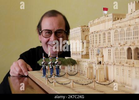 ©PHOTOPQR/NICE MATIN/Jean François Ottonello ; Monaco ; 22/11/2020 ; OTTONELLO JEAN-FRANCOIS - dimanche 22 novembre 2020 à Monaco - Gérard Guttin a reproduit le palais princier de Monaco avec 32 500 Allumettes et 200 tubes de colle . Monaco, 22. November 2020. Replik des fürstlichen Palastes von Monaco mit 32.500 Streichhölzern und 200 Klebestrichen. Stockfoto