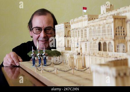 ©PHOTOPQR/NICE MATIN/Jean François Ottonello ; Monaco ; 22/11/2020 ; OTTONELLO JEAN-FRANCOIS - dimanche 22 novembre 2020 à Monaco - Gérard Guttin a reproduit le palais princier de Monaco avec 32 500 Allumettes et 200 tubes de colle . Monaco, 22. November 2020. Replik des fürstlichen Palastes von Monaco mit 32.500 Streichhölzern und 200 Klebestrichen. Stockfoto