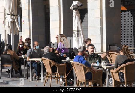 ©PHOTOPQR/L'INDEPENDANT/Clementz Michel ; GIRONA ; 23/11/2020 ; GERONE LE 23 NOVEMBER 2020 / PANDEMIE DE CORONAVIRUS COVID-19 / DEFINEMENT DE LA CATALOGNE Sud / PREMIERE ETAPE DU PLAN DE ROUVERTURE PROGRESSIVE DES BARS ET RESTAUTANTS EN ESPAGNE AINSI QUE DE CERTAINS COMMERCES / ILLUSTRATION / erster Schritt im Plan zur schrittweisen Wiedereröffnung von Bars und Restaurants in Spanien Stockfoto