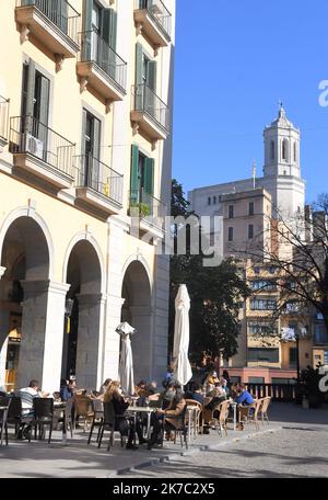 ©PHOTOPQR/L'INDEPENDANT/Clementz Michel ; GIRONA ; 23/11/2020 ; GERONE LE 23 NOVEMBER 2020 / PANDEMIE DE CORONAVIRUS COVID-19 / DEFINEMENT DE LA CATALOGNE Sud / PREMIERE ETAPE DU PLAN DE ROUVERTURE PROGRESSIVE DES BARS ET RESTAUTANTS EN ESPAGNE AINSI QUE DE CERTAINS COMMERCES / ILLUSTRATION / erster Schritt im Plan zur schrittweisen Wiedereröffnung von Bars und Restaurants in Spanien Stockfoto