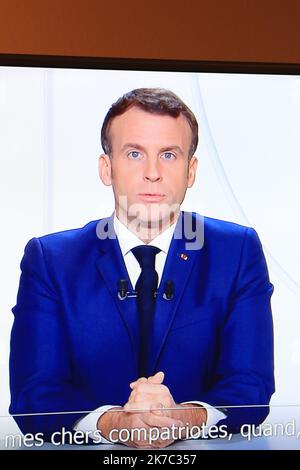 ©Pierre Teyssot/MAXPPP ; Coronavirus-Pandemie - der französische Präsident Emmanuel Macron hält am 24. November 2020 in Paris, Frankreich, eine Rede. In den meisten Teilen Europas besteht eine variable Sperre, um die Ausbreitung der zweiten Covid-19-Welle aufgrund der neuartigen Coronavirus-Pandemie vor der Verabreichung eines Impfstoffs zu verlangsamen. Ein Fernsehbildschirm, auf dem die Rede des französischen Präsidenten Emmanuel Macron zu sehen ist. â© Pierre Teyssot/Maxppp Stockfoto