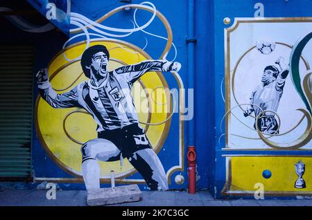 ©Matias Izaguirre / Le Pictorium/MAXPPP - Matias Izaguirre / Le Pictorium - 21/11/2012 - Argentinien / Buenos Aires - A Buenos Aires, il y a beaucoup de Maradona peint, la plus grande idole de l'equippe nationale de Football. L'Argentine a remporte avec lui la Coupe du Monde du Mexique en 1986 et a atteint la deuxieme place en Italie en 1990. Cette peinture murale, a quelques metres du stade du populaire Boca Juniors, represente deux scenes qui font Partie de la mythologie du Football Argentine: Maradona celebrant un but avec son geste typique et le sieht a ete le Premier but contre l'Angleterre e Stockfoto