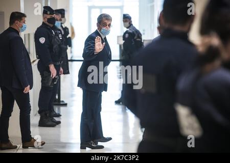 ©Christophe Petit Tesson/MAXPPP - 26/11/2020 ; PARIS ; Frankreich - der ehemalige französische Präsident Nicolas Sarkozy verlässt das Gericht während seines Prozesses wegen Korruptionsvorwürfen in der sogenannten "Abhöraffäre" in Paris, Frankreich, am 26. November 2020. Die Studie soll vom 23. November bis zum 10. Dezember laufen. Stockfoto