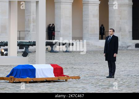 @ Pool/Jacques Witt/Maxppp, Frankreich, paris, 2020/11/27 der französische Präsident Emmanuel Macron nimmt an einer Ehrenbegräbniszeremonie für den Widerstand des Zweiten Weltkriegs und den „Compagnon de la Liberation“ Daniel Cordier im Hotel des Invalides Teil Stockfoto