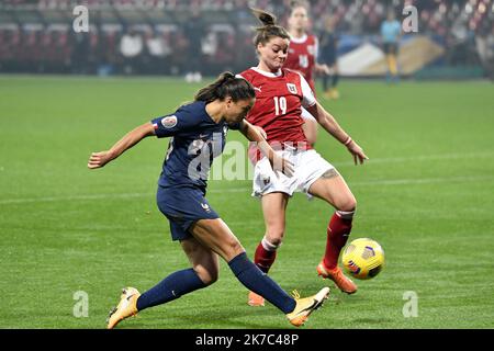 ©PHOTOPQR/OUEST FRANCE/Philippe RENAULT ; Guingamp ; 27/11/2020 ; France - Autriche. Équipe de France Féminine de Football. Match de Qualification championnat d'Europe. Delphine CASCARINO et Verena ASCHAUER Foto Philippe RENAULT / Ouest-France UEFA-Fußball-EM-2022-Qualifikationsspiel der Frauen zwischen Frankreich und Österreich, im Roudourou-Stadion, in Guingamp, Westfrankreich, am 27. November 2020. Stockfoto