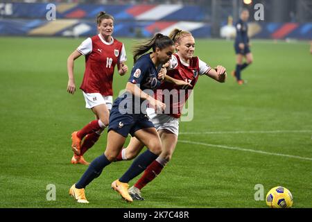 ©PHOTOPQR/OUEST FRANCE/Philippe RENAULT ; Guingamp ; 27/11/2020 ; France - Autriche. Équipe de France Féminine de Football. Match de Qualification championnat d'Europe. Delphine CASCARINO et Sarah PUNTIGAM Foto Philippe RENAULT / Ouest-France UEFA-Fußball-Qualifikationsspiel der Frauen zur Fußball-Europameisterschaft 2022 der Gruppe G zwischen Frankreich und Österreich, am 27. November 2020 im Roudourou-Stadion in Guingamp, Westfrankreich. Stockfoto