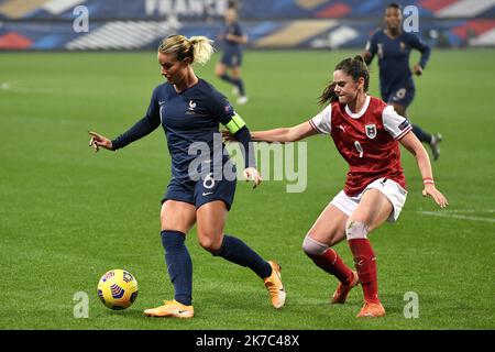 ©PHOTOPQR/OUEST FRANCE/Philippe RENAULT ; Guingamp ; 27/11/2020 ; France - Autriche. Équipe de France Féminine de Football. Match de Qualification championnat d'Europe. Amandine HENRY et Sarah ZADRAZIL Foto Philippe RENAULT / Ouest-France Fußballspiel der Frauen zur UEFA Euro 2022 der Gruppe G zwischen Frankreich und Österreich, am 27. November 2020 im Roudourou-Stadion in Guingamp, Westfrankreich. Stockfoto