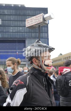 ©Giacomo Italiano/MAXPPP - Demonstration gegen das globale Sicherheitsgesetz in Montpellier. Fotos von Menschenmengen, Porträts, mit Plakaten, die Pressefreiheit fordern und die Polizei Filmen. Montpellier, Den 28. November 2020. Manifestation contre la loi securite globale a Montpellier. Photographie de foule, Portrait, avec pancartes revendicatives en faveur de la liberte de la Presse et de filmer les forces de l ordre. Montpellier, 28. November 2020. Stockfoto