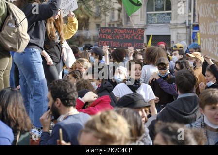 ©Giacomo Italiano/MAXPPP - Demonstration gegen das globale Sicherheitsgesetz in Montpellier. Fotos von Menschenmengen, Porträts, mit Plakaten, die Pressefreiheit fordern und die Polizei Filmen. Montpellier, Den 28. November 2020. Manifestation contre la loi securite globale a Montpellier. Photographie de foule, Portrait, avec pancartes revendicatives en faveur de la liberte de la Presse et de filmer les forces de l ordre. Montpellier, 28. November 2020. Stockfoto