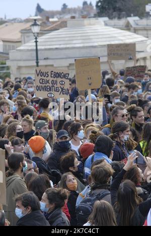 ©Giacomo Italiano/MAXPPP - Demonstration gegen das globale Sicherheitsgesetz in Montpellier. Fotos von Menschenmengen, Porträts, mit Plakaten, die Pressefreiheit fordern und die Polizei Filmen. Montpellier, Den 28. November 2020. Manifestation contre la loi securite globale a Montpellier. Photographie de foule, Portrait, avec pancartes revendicatives en faveur de la liberte de la Presse et de filmer les forces de l ordre. Montpellier, 28. November 2020. Stockfoto