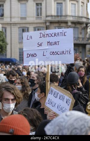 ©Giacomo Italiano/MAXPPP - Demonstration gegen das globale Sicherheitsgesetz in Montpellier. Fotos von Menschenmengen, Porträts, mit Plakaten, die Pressefreiheit fordern und die Polizei Filmen. Montpellier, Den 28. November 2020. Manifestation contre la loi securite globale a Montpellier. Photographie de foule, Portrait, avec pancartes revendicatives en faveur de la liberte de la Presse et de filmer les forces de l ordre. Montpellier, 28. November 2020. Stockfoto