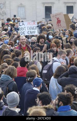 ©Giacomo Italiano/MAXPPP - Demonstration gegen das globale Sicherheitsgesetz in Montpellier. Fotos von Menschenmengen, Porträts, mit Plakaten, die Pressefreiheit fordern und die Polizei Filmen. Montpellier, Den 28. November 2020. Manifestation contre la loi securite globale a Montpellier. Photographie de foule, Portrait, avec pancartes revendicatives en faveur de la liberte de la Presse et de filmer les forces de l ordre. Montpellier, 28. November 2020. Stockfoto