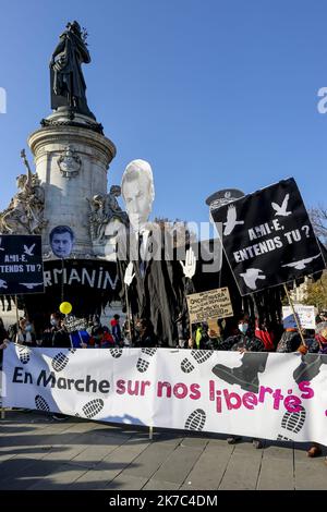 ©Sebastien Muylaert/MAXPPP - Demonstranten versammeln sich in der Nähe des Place de la Republique während eines Protestes gegen den Gesetzentwurf zur "globalen Sicherheit", der nach Artikel 24 die Veröffentlichung von Bildern von diensthabenden Polizeibeamten mit der Absicht kriminalisiert, ihrer "physischen oder psychischen Integrität" zu schaden. Dutzende von Kundgebungen sind für den 28. November gegen ein neues französisches Gesetz geplant, das den Austausch von Polizeibildern einschränken würde, nur wenige Tage nachdem das Land durch Aufnahmen erschüttert wurde, die zeigen, dass Polizisten einen Schwarzen schlugen und rassistisch misshandelte. Paris, 28.11.2020 Stockfoto