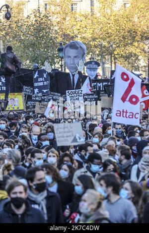 ©Sebastien Muylaert/MAXPPP - Demonstranten versammeln sich in der Nähe des Place de la Republique während eines Protestes gegen den Gesetzentwurf zur "globalen Sicherheit", der nach Artikel 24 die Veröffentlichung von Bildern von diensthabenden Polizeibeamten mit der Absicht kriminalisiert, ihrer "physischen oder psychischen Integrität" zu schaden. Dutzende von Kundgebungen sind für den 28. November gegen ein neues französisches Gesetz geplant, das den Austausch von Polizeibildern einschränken würde, nur wenige Tage nachdem das Land durch Aufnahmen erschüttert wurde, die zeigen, dass Polizisten einen Schwarzen schlugen und rassistisch misshandelte. Paris, 28.11.2020 Stockfoto