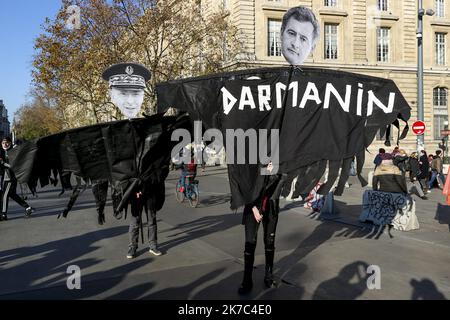 ©Sebastien Muylaert/MAXPPP - Demonstranten versammeln sich in der Nähe des Place de la Republique während eines Protestes gegen den Gesetzentwurf zur "globalen Sicherheit", der nach Artikel 24 die Veröffentlichung von Bildern von diensthabenden Polizeibeamten mit der Absicht kriminalisiert, ihrer "physischen oder psychischen Integrität" zu schaden. Dutzende von Kundgebungen sind für den 28. November gegen ein neues französisches Gesetz geplant, das den Austausch von Polizeibildern einschränken würde, nur wenige Tage nachdem das Land durch Aufnahmen erschüttert wurde, die zeigen, dass Polizisten einen Schwarzen schlugen und rassistisch misshandelte. Paris, 28.11.2020 Stockfoto