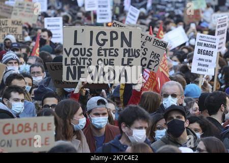 ©Sebastien Muylaert/MAXPPP - Demonstranten versammeln sich in der Nähe des Place de la Republique während eines Protestes gegen den Gesetzentwurf zur "globalen Sicherheit", der nach Artikel 24 die Veröffentlichung von Bildern von diensthabenden Polizeibeamten mit der Absicht kriminalisiert, ihrer "physischen oder psychischen Integrität" zu schaden. Dutzende von Kundgebungen sind für den 28. November gegen ein neues französisches Gesetz geplant, das den Austausch von Polizeibildern einschränken würde, nur wenige Tage nachdem das Land durch Aufnahmen erschüttert wurde, die zeigen, dass Polizisten einen Schwarzen schlugen und rassistisch misshandelte. Paris, 28.11.2020 Stockfoto