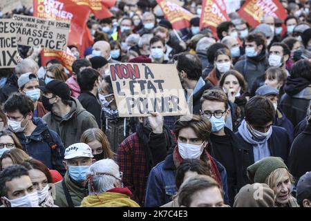 ©Sebastien Muylaert/MAXPPP - Demonstranten versammeln sich in der Nähe des Place de la Republique während eines Protestes gegen den Gesetzentwurf zur "globalen Sicherheit", der nach Artikel 24 die Veröffentlichung von Bildern von diensthabenden Polizeibeamten mit der Absicht kriminalisiert, ihrer "physischen oder psychischen Integrität" zu schaden. Dutzende von Kundgebungen sind für den 28. November gegen ein neues französisches Gesetz geplant, das den Austausch von Polizeibildern einschränken würde, nur wenige Tage nachdem das Land durch Aufnahmen erschüttert wurde, die zeigen, dass Polizisten einen Schwarzen schlugen und rassistisch misshandelte. Paris, 28.11.2020 Stockfoto