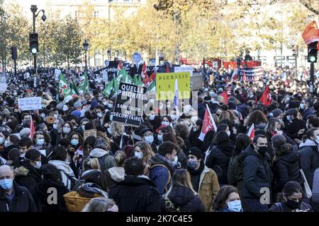 ©Sebastien Muylaert/MAXPPP - Demonstranten versammeln sich in der Nähe des Place de la Republique während eines Protestes gegen den Gesetzentwurf zur "globalen Sicherheit", der nach Artikel 24 die Veröffentlichung von Bildern von diensthabenden Polizeibeamten mit der Absicht kriminalisiert, ihrer "physischen oder psychischen Integrität" zu schaden. Dutzende von Kundgebungen sind für den 28. November gegen ein neues französisches Gesetz geplant, das den Austausch von Polizeibildern einschränken würde, nur wenige Tage nachdem das Land durch Aufnahmen erschüttert wurde, die zeigen, dass Polizisten einen Schwarzen schlugen und rassistisch misshandelte. Paris, 28.11.2020 Stockfoto