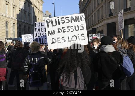 ©Sebastien Muylaert/MAXPPP - Demonstranten versammeln sich in der Nähe des Place de la Republique während eines Protestes gegen den Gesetzentwurf zur "globalen Sicherheit", der nach Artikel 24 die Veröffentlichung von Bildern von diensthabenden Polizeibeamten mit der Absicht kriminalisiert, ihrer "physischen oder psychischen Integrität" zu schaden. Dutzende von Kundgebungen sind für den 28. November gegen ein neues französisches Gesetz geplant, das den Austausch von Polizeibildern einschränken würde, nur wenige Tage nachdem das Land durch Aufnahmen erschüttert wurde, die zeigen, dass Polizisten einen Schwarzen schlugen und rassistisch misshandelte. Paris, 28.11.2020 Stockfoto