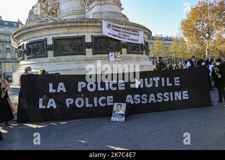 ©Sebastien Muylaert/MAXPPP - Demonstranten versammeln sich in der Nähe des Place de la Republique während eines Protestes gegen den Gesetzentwurf zur "globalen Sicherheit", der nach Artikel 24 die Veröffentlichung von Bildern von diensthabenden Polizeibeamten mit der Absicht kriminalisiert, ihrer "physischen oder psychischen Integrität" zu schaden. Dutzende von Kundgebungen sind für den 28. November gegen ein neues französisches Gesetz geplant, das den Austausch von Polizeibildern einschränken würde, nur wenige Tage nachdem das Land durch Aufnahmen erschüttert wurde, die zeigen, dass Polizisten einen Schwarzen schlugen und rassistisch misshandelte. Paris, 28.11.2020 Stockfoto