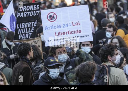 ©Sebastien Muylaert/MAXPPP - Demonstranten versammeln sich in der Nähe des Place de la Republique während eines Protestes gegen den Gesetzentwurf zur "globalen Sicherheit", der nach Artikel 24 die Veröffentlichung von Bildern von diensthabenden Polizeibeamten mit der Absicht kriminalisiert, ihrer "physischen oder psychischen Integrität" zu schaden. Dutzende von Kundgebungen sind für den 28. November gegen ein neues französisches Gesetz geplant, das den Austausch von Polizeibildern einschränken würde, nur wenige Tage nachdem das Land durch Aufnahmen erschüttert wurde, die zeigen, dass Polizisten einen Schwarzen schlugen und rassistisch misshandelte. Paris, 28.11.2020 Stockfoto