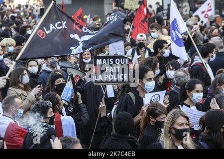 ©Sebastien Muylaert/MAXPPP - Demonstranten versammeln sich in der Nähe des Place de la Republique während eines Protestes gegen den Gesetzentwurf zur "globalen Sicherheit", der nach Artikel 24 die Veröffentlichung von Bildern von diensthabenden Polizeibeamten mit der Absicht kriminalisiert, ihrer "physischen oder psychischen Integrität" zu schaden. Dutzende von Kundgebungen sind für den 28. November gegen ein neues französisches Gesetz geplant, das den Austausch von Polizeibildern einschränken würde, nur wenige Tage nachdem das Land durch Aufnahmen erschüttert wurde, die zeigen, dass Polizisten einen Schwarzen schlugen und rassistisch misshandelte. Paris, 28.11.2020 Stockfoto