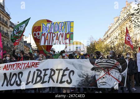 ©Sebastien Muylaert/MAXPPP - Demonstranten versammeln sich in der Nähe des Place de la Republique während eines Protestes gegen den Gesetzentwurf zur "globalen Sicherheit", der nach Artikel 24 die Veröffentlichung von Bildern von diensthabenden Polizeibeamten mit der Absicht kriminalisiert, ihrer "physischen oder psychischen Integrität" zu schaden. Dutzende von Kundgebungen sind für den 28. November gegen ein neues französisches Gesetz geplant, das den Austausch von Polizeibildern einschränken würde, nur wenige Tage nachdem das Land durch Aufnahmen erschüttert wurde, die zeigen, dass Polizisten einen Schwarzen schlugen und rassistisch misshandelte. Paris, 28.11.2020 Stockfoto