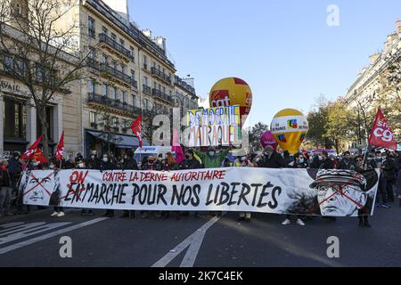 ©Sebastien Muylaert/MAXPPP - Demonstranten versammeln sich in der Nähe des Place de la Republique während eines Protestes gegen den Gesetzentwurf zur "globalen Sicherheit", der nach Artikel 24 die Veröffentlichung von Bildern von diensthabenden Polizeibeamten mit der Absicht kriminalisiert, ihrer "physischen oder psychischen Integrität" zu schaden. Dutzende von Kundgebungen sind für den 28. November gegen ein neues französisches Gesetz geplant, das den Austausch von Polizeibildern einschränken würde, nur wenige Tage nachdem das Land durch Aufnahmen erschüttert wurde, die zeigen, dass Polizisten einen Schwarzen schlugen und rassistisch misshandelte. Paris, 28.11.2020 Stockfoto