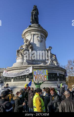 ©Sebastien Muylaert/MAXPPP - Demonstranten versammeln sich in der Nähe des Place de la Republique während eines Protestes gegen den Gesetzentwurf zur "globalen Sicherheit", der nach Artikel 24 die Veröffentlichung von Bildern von diensthabenden Polizeibeamten mit der Absicht kriminalisiert, ihrer "physischen oder psychischen Integrität" zu schaden. Dutzende von Kundgebungen sind für den 28. November gegen ein neues französisches Gesetz geplant, das den Austausch von Polizeibildern einschränken würde, nur wenige Tage nachdem das Land durch Aufnahmen erschüttert wurde, die zeigen, dass Polizisten einen Schwarzen schlugen und rassistisch misshandelte. Paris, 28.11.2020 Stockfoto