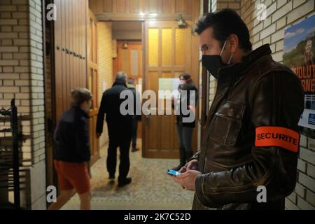 ©PHOTOPQR/LE PARISIEN/Philippe Lavieile ; PARIS ; 28/11/2020 ; Contrôle de la jauge aux entrées de l'église St Léon rue Dupleix à Paris a l'occasion de la messe de 18h30 première célébra après le deuxième déconfinement - Frankreich, nov 28. 2020 - Neue covid-19 Einschränkungen in Frankreich während covid-19 Pandemie : Nur 30 Menschen können für die Messe in einen Kirchenbauch gehen. Es wird in ein paar Tagen geändert werden, da es absurd ist, weil die verschiedenen Größen der Kirchen nicht berücksichtigt werden Stockfoto