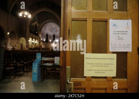 ©PHOTOPQR/LE PARISIEN/Philippe Lavieile ; PARIS ; 28/11/2020 ; Contrôle de la jauge aux entrées de l'église St Léon rue Dupleix à Paris a l'occasion de la messe de 18h30 première célébra après le deuxième déconfinement - Frankreich, nov 28. 2020 - Neue covid-19 Einschränkungen in Frankreich während covid-19 Pandemie : Nur 30 Menschen können für die Messe in einen Kirchenbauch gehen. Es wird in ein paar Tagen geändert werden, da es absurd ist, weil die verschiedenen Größen der Kirchen nicht berücksichtigt werden Stockfoto