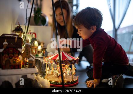 ©PHOTOPQR/VOIX DU Nord/PASCAL BONNIERE ; 29/11/2020 ; TEMPLEUVE 29.11.2020 decoration de Noel en famille PHOTO PASCAL BONNIERE / LA VOIX DU Nord - 2020/11/30. Weihnachtszeit für die Familie. Stockfoto