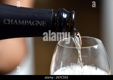 ©PHOTOPQR/L'EST REPUBLICAIN/ALEXANDRE MARCHI ; VINCELLES ; 19/06/2020 ; MAISON DE CHAMPAGNE PIOT SEVILLANO - VIGNERON INDEPENDANT. Vincelles 19 juin 2020. Des bulles de Champagne dans un verre. FOTO Alexandre MARCHI. Stockfoto