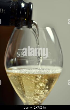 ©PHOTOPQR/L'EST REPUBLICAIN/ALEXANDRE MARCHI ; VINCELLES ; 19/06/2020 ; MAISON DE CHAMPAGNE PIOT SEVILLANO - VIGNERON INDEPENDANT. Vincelles 19 juin 2020. Des bulles de Champagne dans un verre. FOTO Alexandre MARCHI. Stockfoto