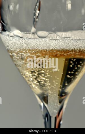 ©PHOTOPQR/L'EST REPUBLICAIN/ALEXANDRE MARCHI ; VINCELLES ; 19/06/2020 ; MAISON DE CHAMPAGNE PIOT SEVILLANO - VIGNERON INDEPENDANT. Vincelles 19 juin 2020. Des bulles de Champagne dans un verre. FOTO Alexandre MARCHI. Stockfoto