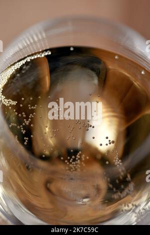 ©PHOTOPQR/L'EST REPUBLICAIN/ALEXANDRE MARCHI ; VINCELLES ; 19/06/2020 ; MAISON DE CHAMPAGNE PIOT SEVILLANO - VIGNERON INDEPENDANT. Vincelles 19 juin 2020. Des bulles de Champagne dans un verre. FOTO Alexandre MARCHI. Stockfoto