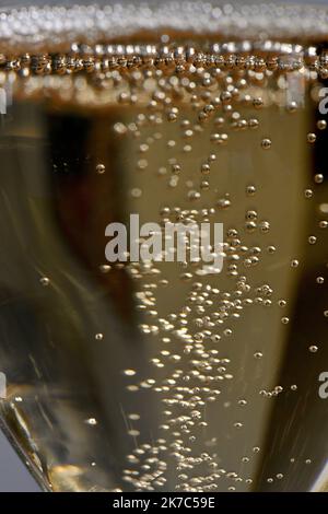 ©PHOTOPQR/L'EST REPUBLICAIN/ALEXANDRE MARCHI ; VINCELLES ; 19/06/2020 ; MAISON DE CHAMPAGNE PIOT SEVILLANO - VIGNERON INDEPENDANT. Vincelles 19 juin 2020. Des bulles de Champagne dans un verre. FOTO Alexandre MARCHI. Stockfoto