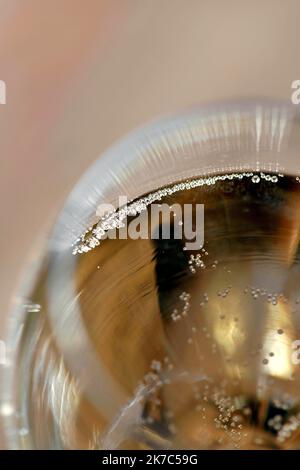 ©PHOTOPQR/L'EST REPUBLICAIN/ALEXANDRE MARCHI ; VINCELLES ; 19/06/2020 ; MAISON DE CHAMPAGNE PIOT SEVILLANO - VIGNERON INDEPENDANT. Vincelles 19 juin 2020. Des bulles de Champagne dans un verre. FOTO Alexandre MARCHI. Stockfoto