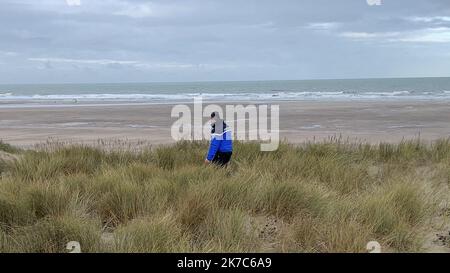 â©Emmanuel Bouin/Radio France/Maxppp - Emmanuel Bouin / Radio France / Maxppp, Calais 02/12/2020 des gendarmes patrouillent sur la Plage et dans les Dunes de la CÃ´te d'Opale pour empÃ Âªcher les migrants de traverser la manche en embarcation de Fortune. Calais, Frankreich, dez 2. 2020 Gendarmen patrouillieren: Sie wollen Migranten daran hindern, den Kanal zu überqueren Stockfoto