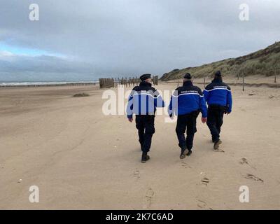 â©Emmanuel Bouin/Radio France/Maxppp - Emmanuel Bouin / Radio France / Maxppp, Calais 02/12/2020 des gendarmes patrouillent sur la Plage et dans les Dunes de la CÃ´te d'Opale pour empÃ Âªcher les migrants de traverser la manche en embarcation de Fortune. Calais, Frankreich, dez 2. 2020 Gendarmen patrouillieren: Sie wollen Migranten daran hindern, den Kanal zu überqueren Stockfoto