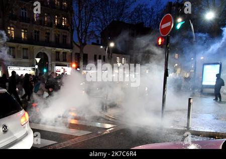 ©PHOTOPQR/LA DEPECHE DU MIDI/FREDERIC CHARMEUX ; TOULOUSE ; 05/12/2020 ; DDM FREDERIC CHARMEUX - AU DEPART DU METRO CAPITOLE , MANIFESTATION DE 17 HEURES CONTRE LA LOI SECURITE GLOBALE - TAUSENDE PROTESTIEREN IN GANZ FRANKREICH GEGEN DAS SICHERHEITSGESETZ DEZ 5 2020 Stockfoto