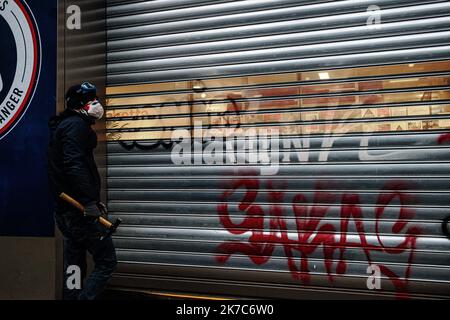 ©Jan Schmidt-Whitley/Le Pictorium/MAXPPP - Jan Schmidt-Whitley/Le Pictorium - 05/12/2020 - Frankreich / Ile-de-France / Paris - des Blacks Blocs Pendant la Manifestation. UN-Manifest porte un marteau. La marche « pour les droits sociaux et la liberte » dans la capitale, un des 90 rassemblements annonces samedi, a ete marquee par de vives tensions en tete de cortege. L'annonce de la reecriture de l'article 24 n'a pas donne satisfaction aux multiples syndicats et Associations #StopLoiSecuriteGlobale, qui reclame son retrait pur et simple, ainsi que celui des articles 21 et 22 du Texte et conteste Stockfoto