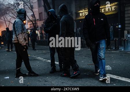 ©Jan Schmidt-Whitley/Le Pictorium/MAXPPP - Jan Schmidt-Whitley/Le Pictorium - 05/12/2020 - Frankreich / Ile-de-France / Paris - des Blacks Blocs Pendant la Manifestation. La marche « pour les droits sociaux et la liberte » dans la capitale, un des 90 rassemblements annonces samedi, a ete marquee par de vives tensions en tete de cortege. L'annonce de la reecriture de l'article 24 n'a pas donne satisfaction aux multiples syndicats et Associations #StopLoiSecuriteGlobale, qui reclame son retrait pur et simple, ainsi que celui des articles 21 et 22 du Texte et conteste le « nouveau Schema national du Stockfoto