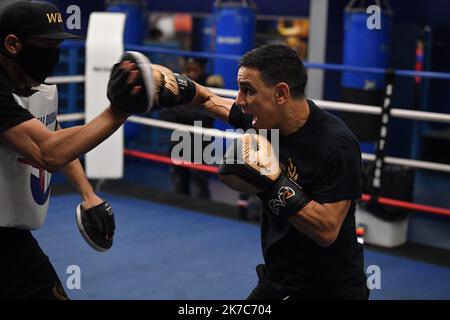 ©PHOTOPQR/VOIX DU NORD/FLORENT MOREAU ; 02/12/2020 ; BAGNOLET, LE 02.12.2020. Le Boxeur Nordine Oubaali, Champion du monde des poids coqs WBC 2019, au Club de boxe le Top Rank de Bagnolet. FOTO FLORENT MOREAU LA VOIX DU Nord - Nordine Oubaali ist ein französischer Profi-Boxer marokkanischer Abstammung, der von 2019 bis November 2020 den WBC-Bantamgewicht-Titel innehatte. FRANCE BAGNOLET DEZ 6 2020 Stockfoto