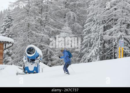 ©Pierre Teyssot/MAXPPP ; Covid-19 Pandemie - Skigebiete geschlossen. Panarotta, Italien am 7. Dezember 2020. Skigebiete bleiben in Italien und in den meisten Teilen Europas bis zum 7.. Januar geschlossen, um die Ausbreitung des neuartigen Coronavirus zu vermeiden. Ein Bergsteiger vor der Schneekanone hielt unter dem Schnee. â© Pierre Teyssot/Maxppp Stockfoto