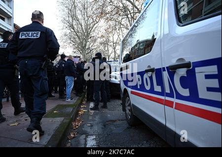 ©REMYGABALDA DENISE ROSSANO/MAXPPP - MAXPPP/DENISE ROSSANO LE 08/12/2020 des policiers en uniformes ont manifest dans les rues de Toulouse, allant du Monument aux Morts jusqu'a la préfecture de Toulouse pour dénoncer les propos inacceptables du président de la République et demander l'amétravail de leurs conditions. - Toulouse, Frankreich, 4. 2020. dezember Frankreichs Macron fordert nach Protesten eine "dringende" Polizeireform... Also protestieren die Polizisten gegen den Präsidenten Stockfoto