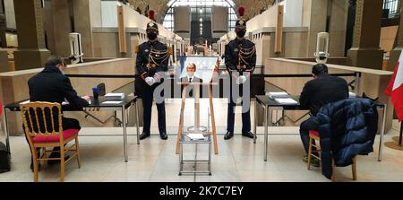 â©Benjamin Illy/Radio France/Maxppp - Benjamin Illy / Radio France / Maxppp, FRANCE 09/12/2020 Livre d'Or au MusÃ©e d'Orsay Paris, France, dec 9. 2020 Musee d'Orsay : Kondolenzbücher für den verstorbenen ehemaligen Präsidenten für diesen nationalen Trauertag. Keine offizielle Zeremonie und Beerdigung in einem kleinen Kreis Stockfoto